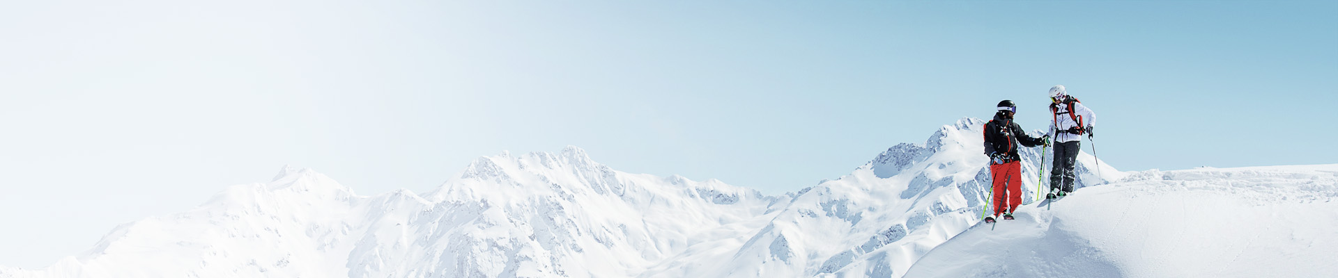 Bergpanorama mit zwei Skifahrern Bergpanorama mit zwei Skifahrern